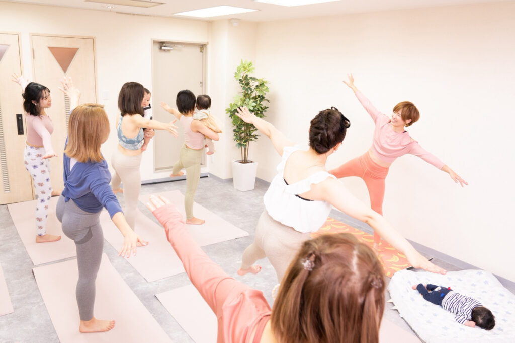 はじめまして！“ママの笑顔をつくる”親子ヨガ講師です