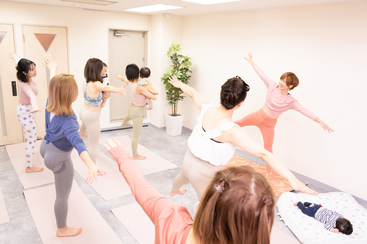 はじめまして！“ママの笑顔をつくる”親子ヨガ講師です